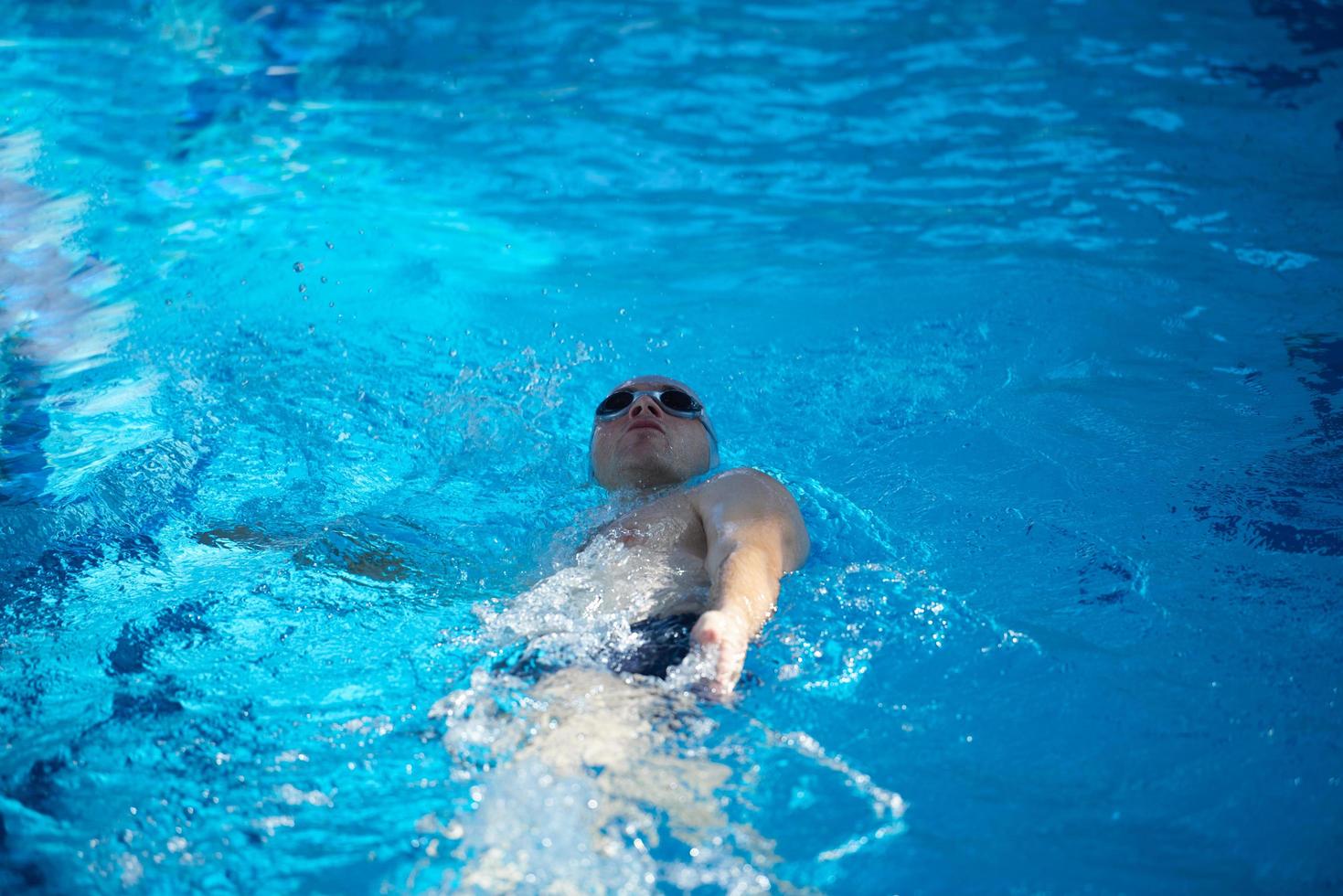 Schwimmerübung auf Hallenbad foto