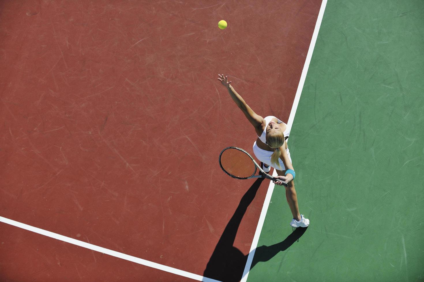 junge frau spielt tennis foto