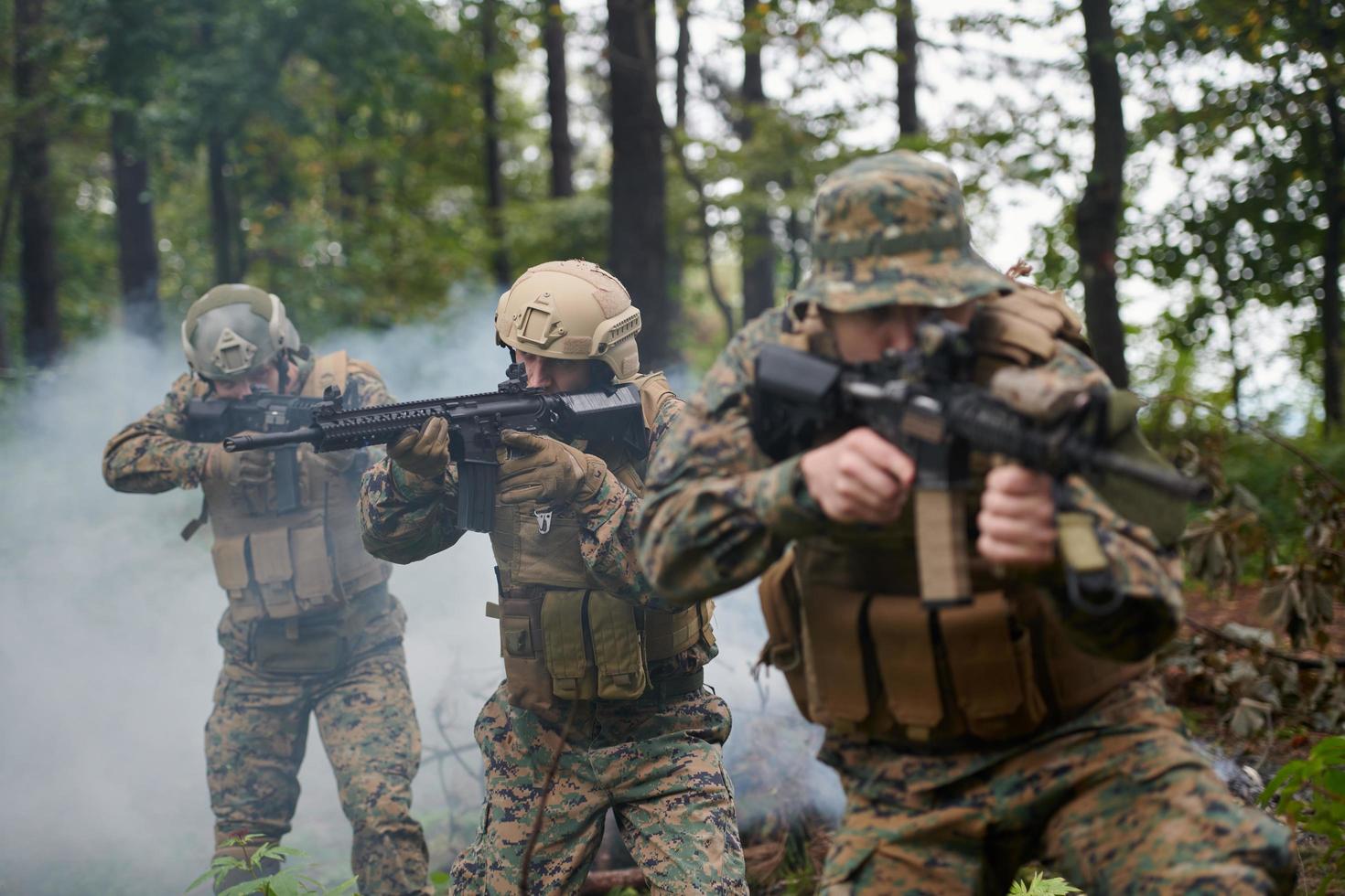 Soldatentrupp der modernen Kriegsführung im Kampf foto