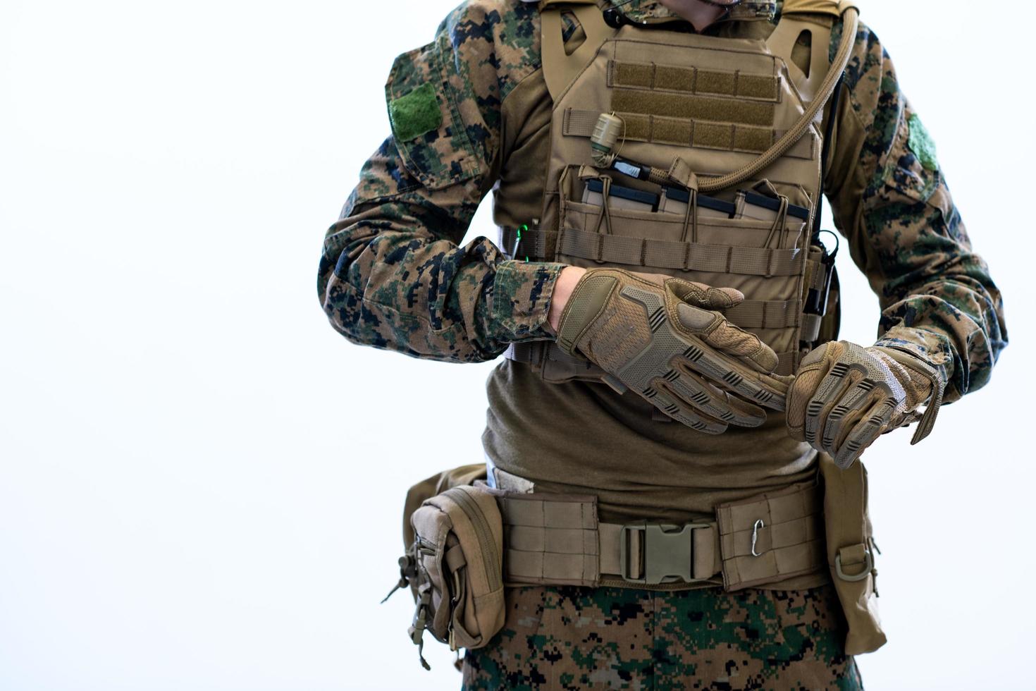 Nahaufnahme von Soldatenhänden, die schützende Kampfhandschuhe anziehen foto