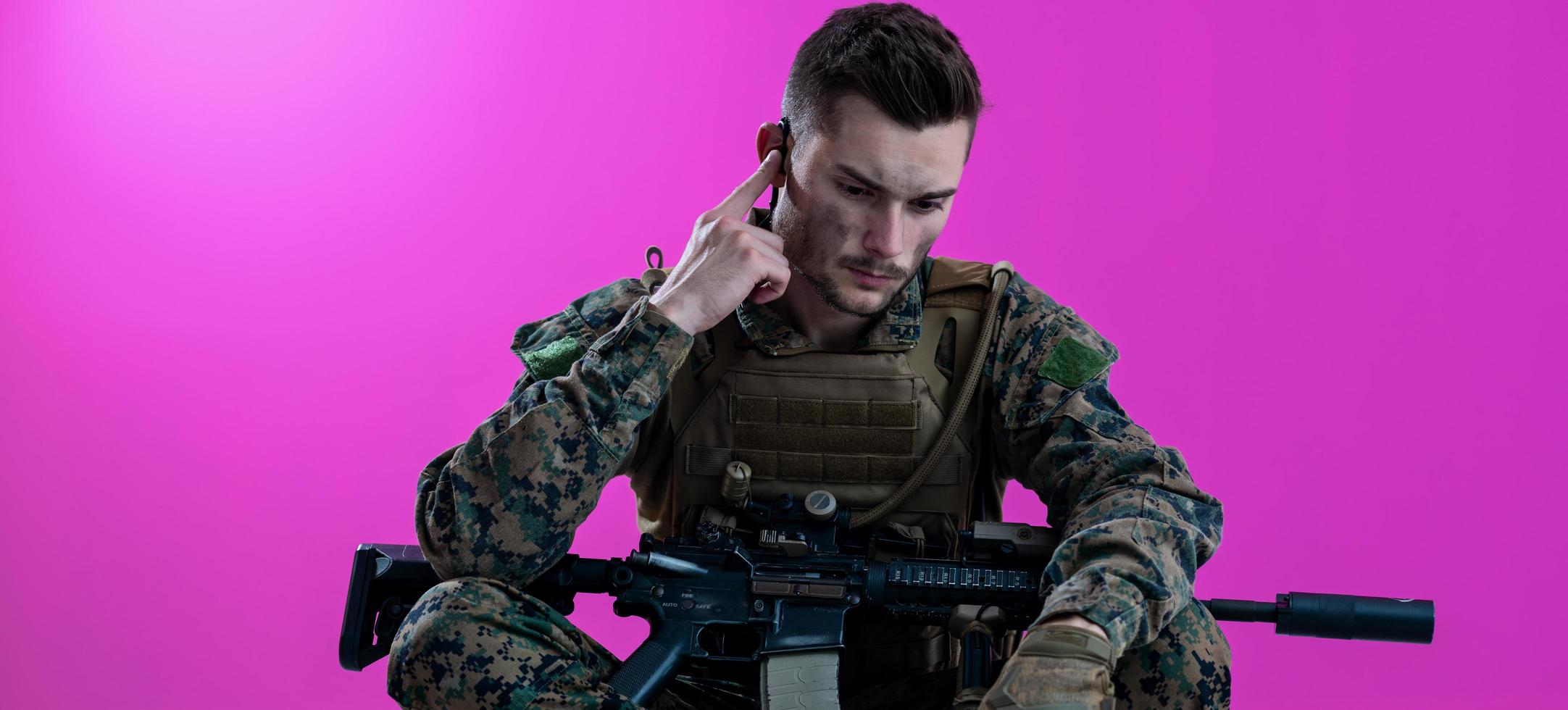 Soldat, der die Ausrüstung für den Einsatz vorbereitet und die Kommunikation überprüft foto