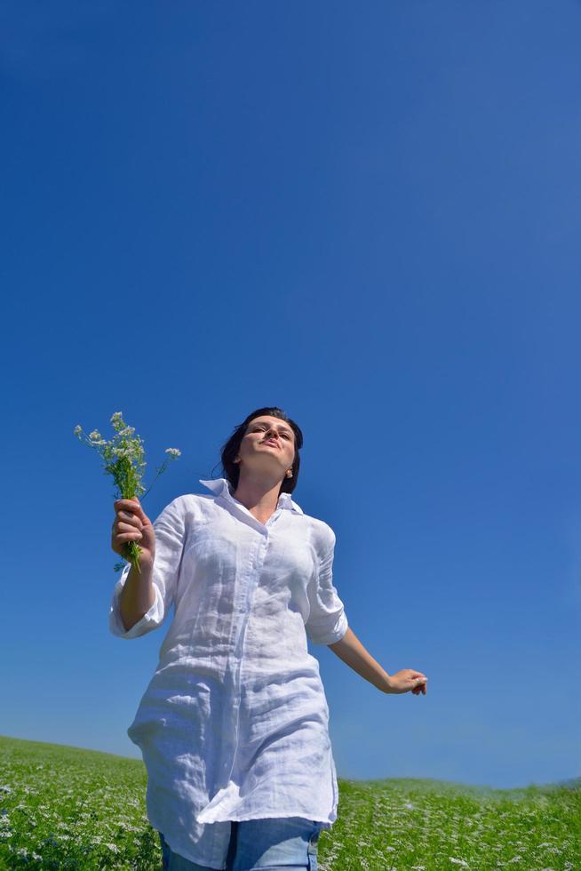 junge Frau mit ausgebreiteten Armen zum Himmel foto