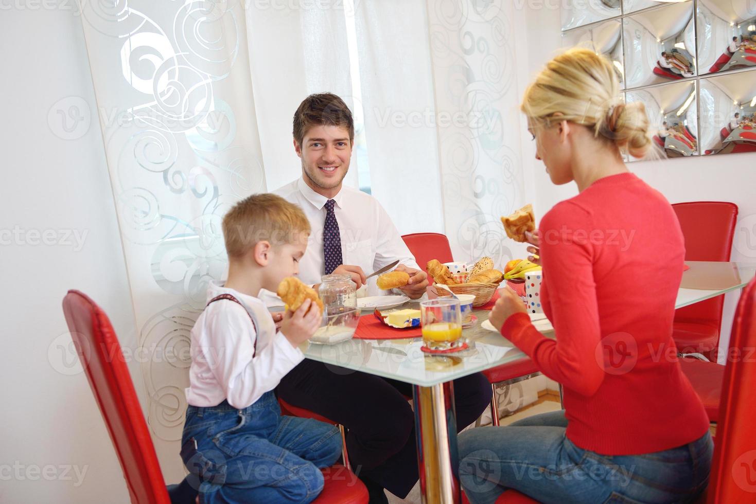 familie frühstückt gesund zu hause foto