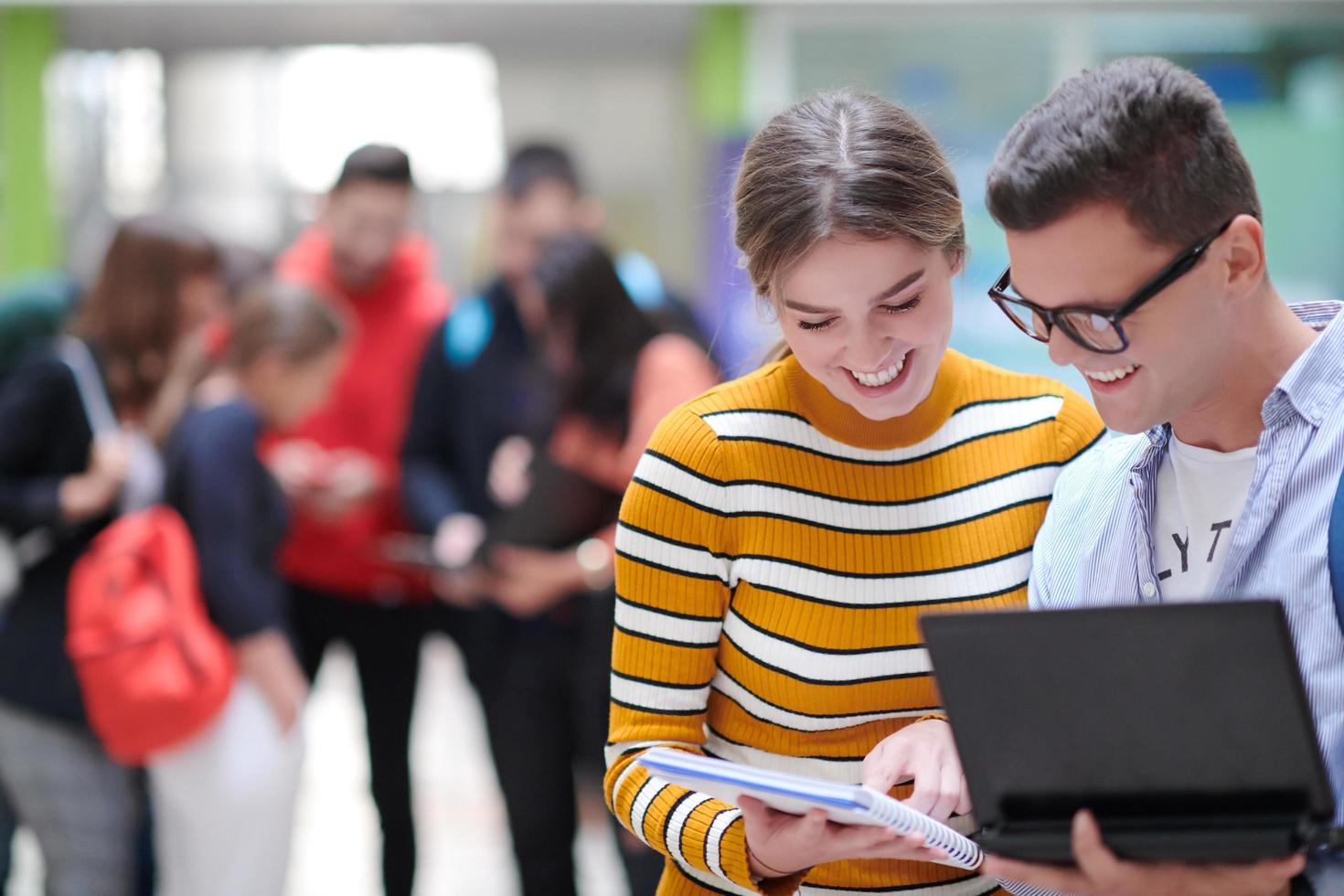 schüler, die moderne technologie in der schule verwenden foto