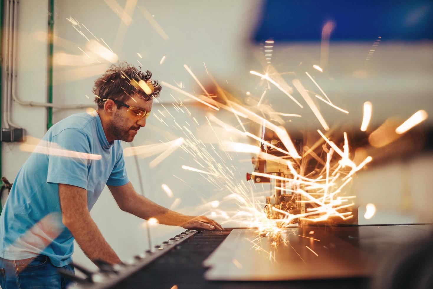 innerhalb der Schwerindustrie. Ein Mann arbeitet in einer modernen Fabrik an einer CNC-Maschine. selektiver Fokus foto