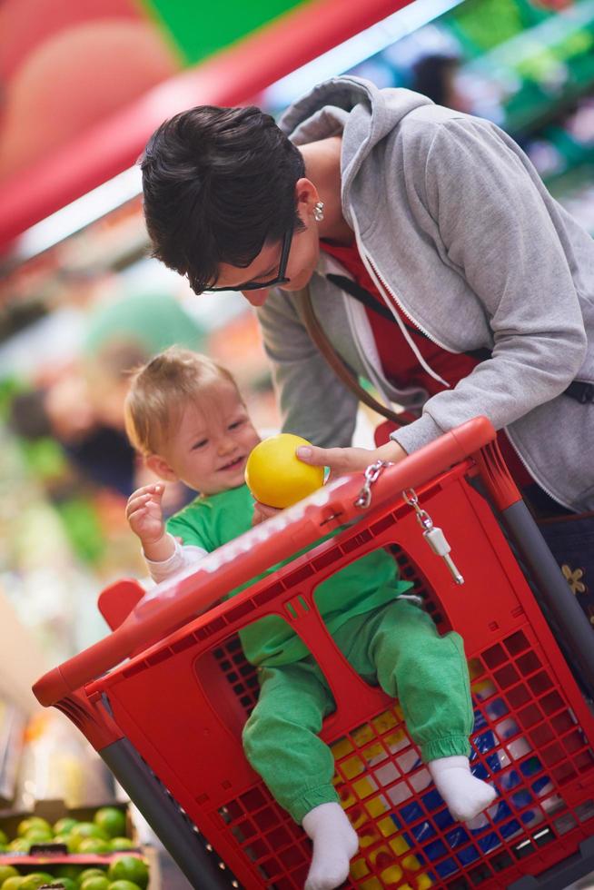 Mutter mit Baby beim Einkaufen foto