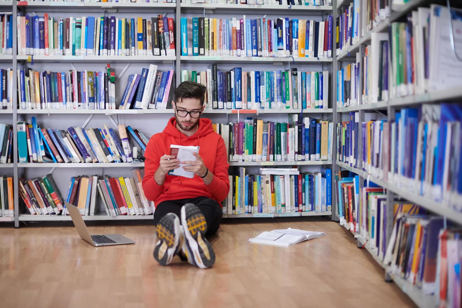 Die Schüler nutzen ein Notebook, einen Laptop und eine Schulbibliothek foto