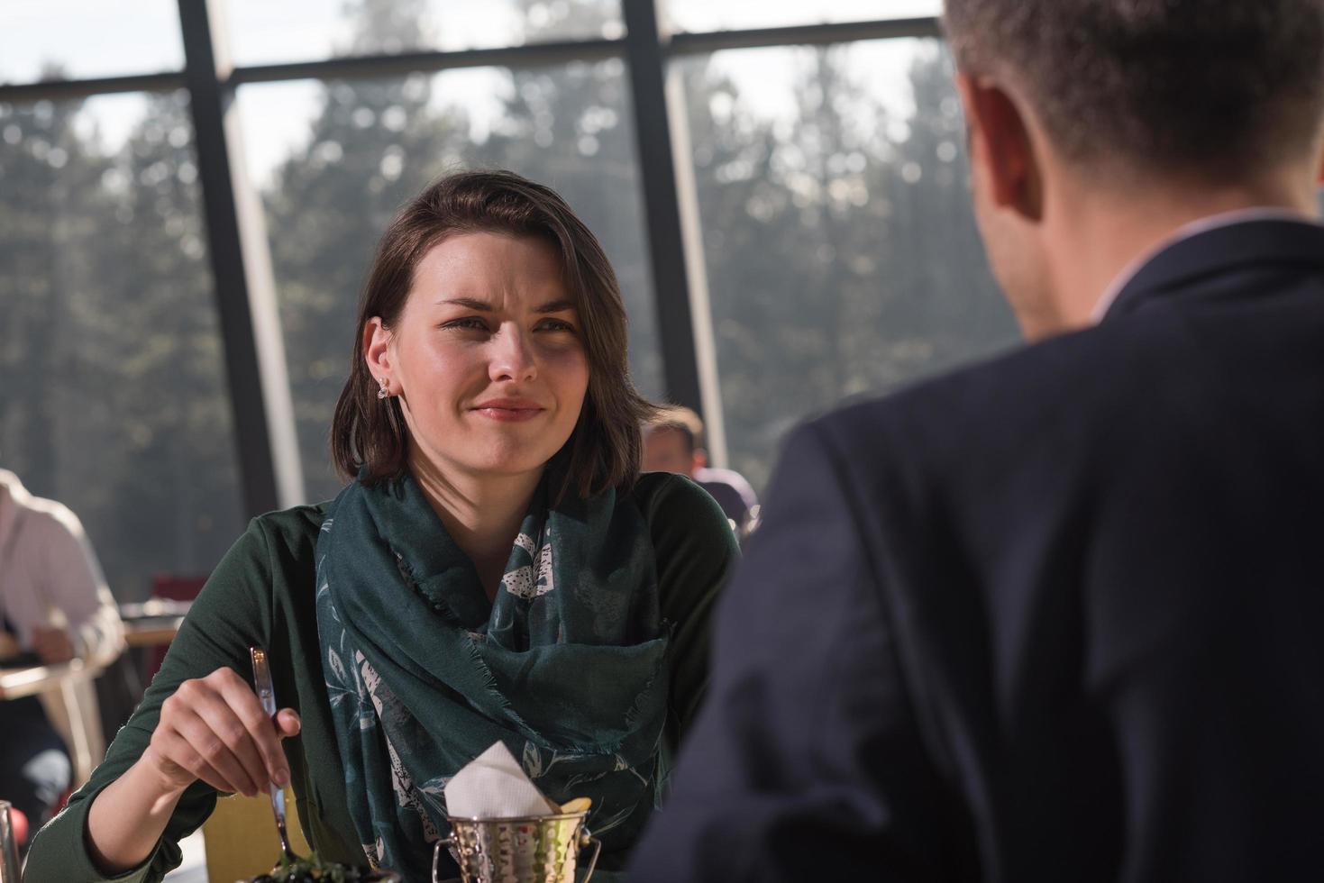 Nahaufnahme einer jungen Frau und eines Mannes beim Essen. foto