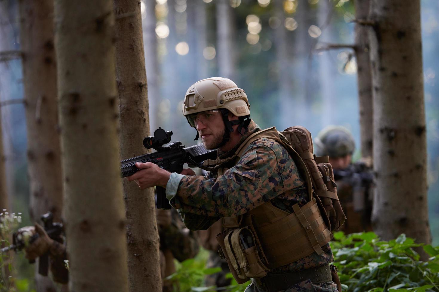 Soldatentrupp der modernen Kriegsführung im Kampf foto