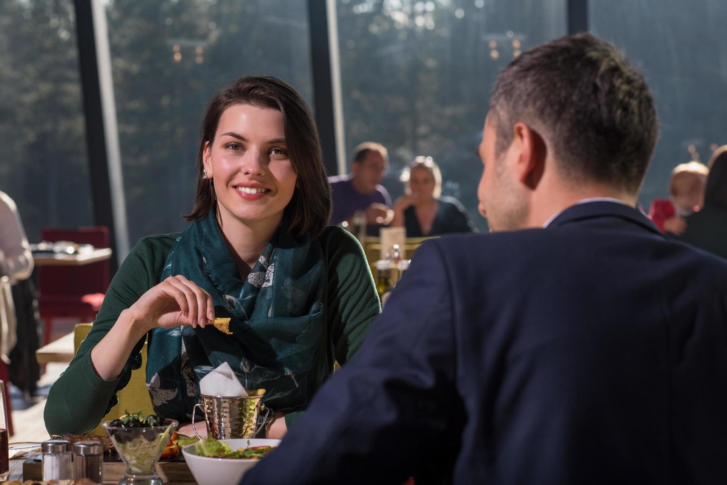 junges paar genießt das mittagessen im restaurant foto