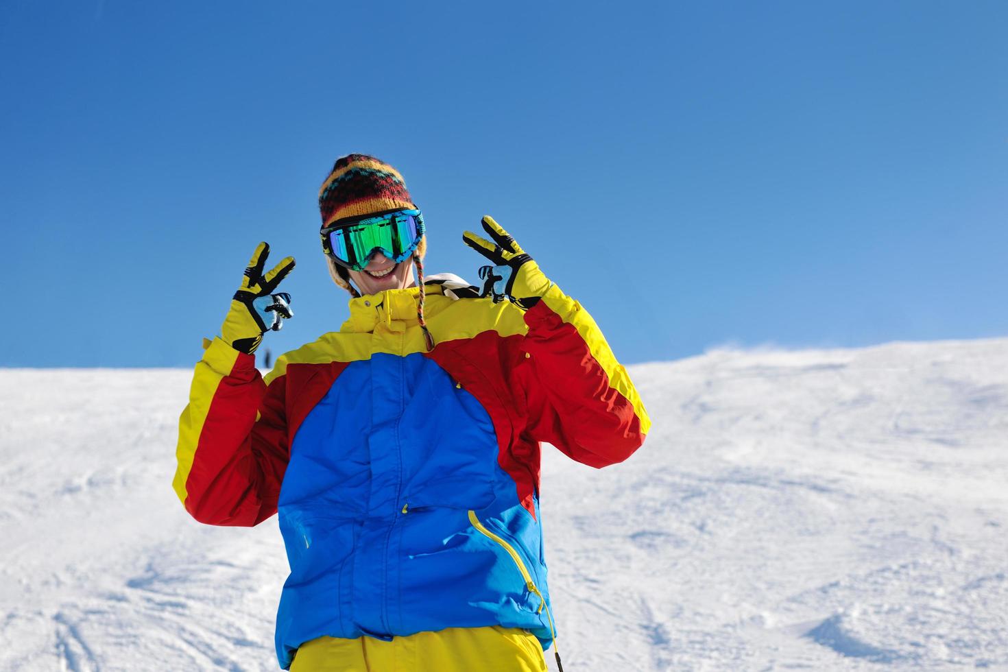 Skifahren auf Neuschnee in der Wintersaison am schönen sonnigen Tag foto