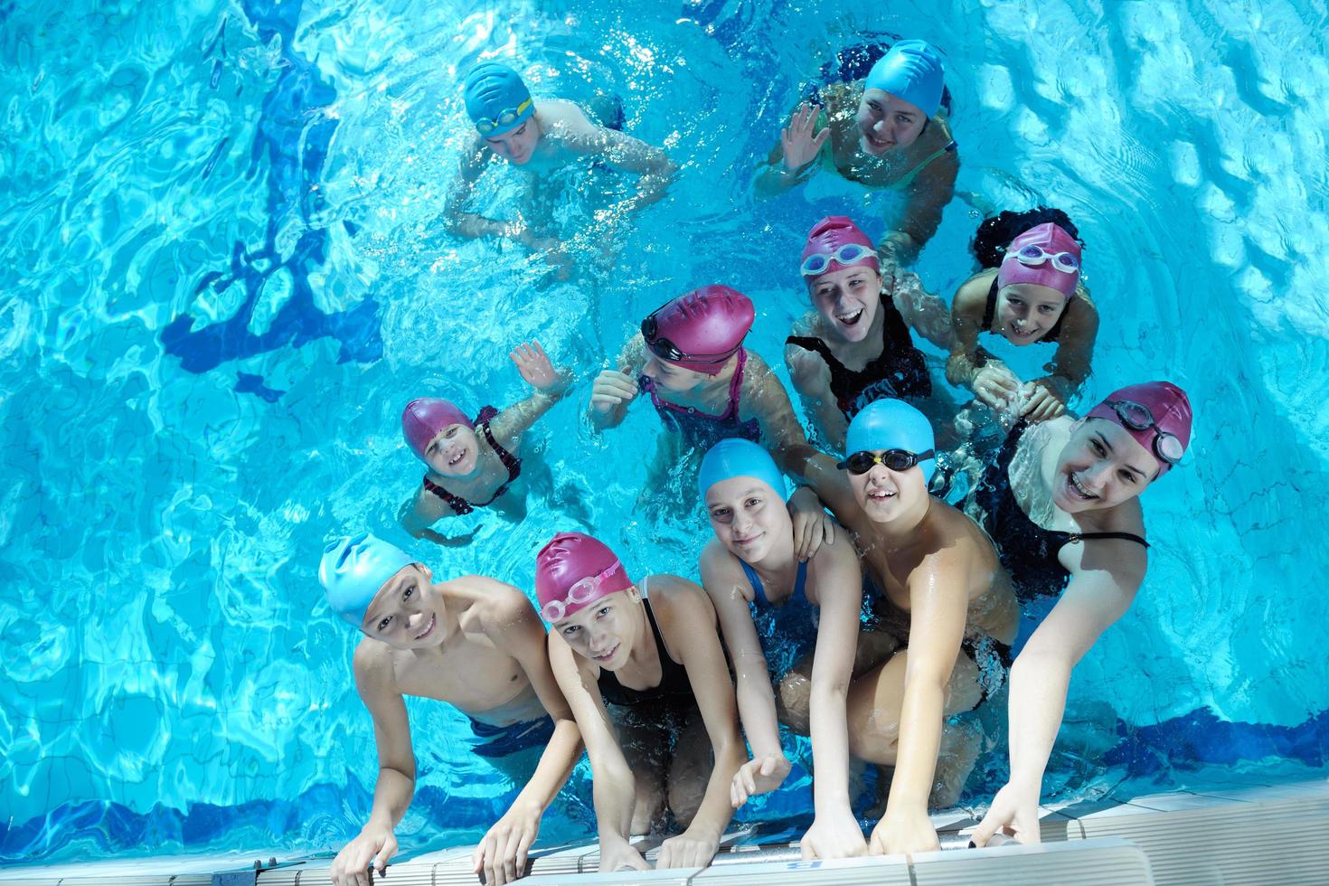 glückliche kindergruppe am schwimmbad foto