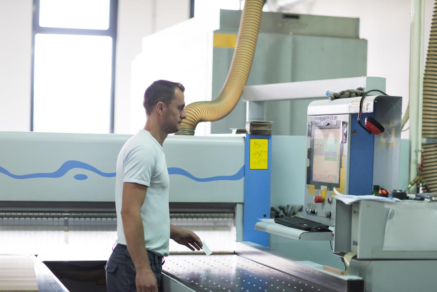 Arbeiter in einer Holzmöbelfabrik foto