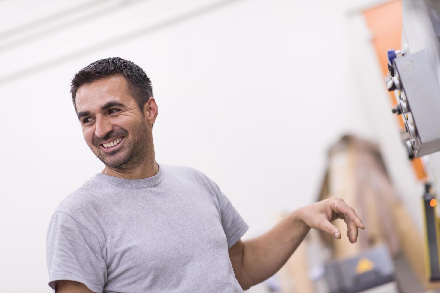 Arbeiter in einer Holzmöbelfabrik foto