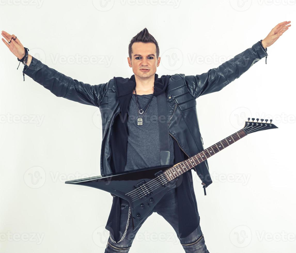 Heavy-Metal-Gitarrist mit erhobenen Armen auf weißem Hintergrund. foto