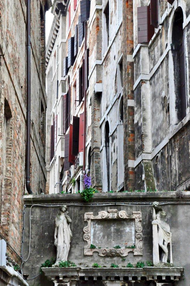 Venedig, Italien. klassischer venezianischer platz campo mit typischen gebäuden in venedig foto