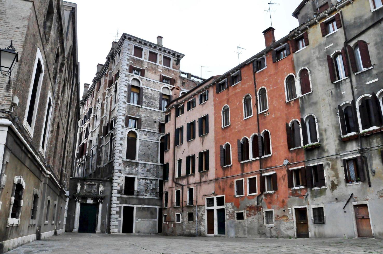 Venedig, Italien. klassischer venezianischer platz campo mit typischen gebäuden in venedig foto