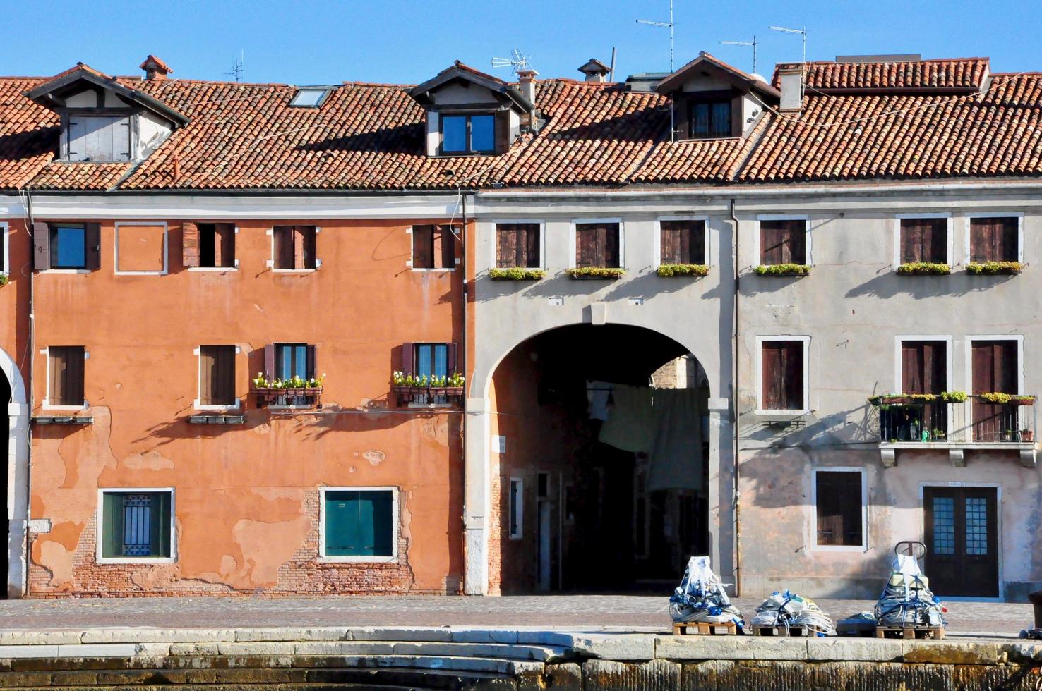 Venedig, Italien. Klassischer Venedig-Platz mit typischen Gebäuden und bunten Fenstern foto