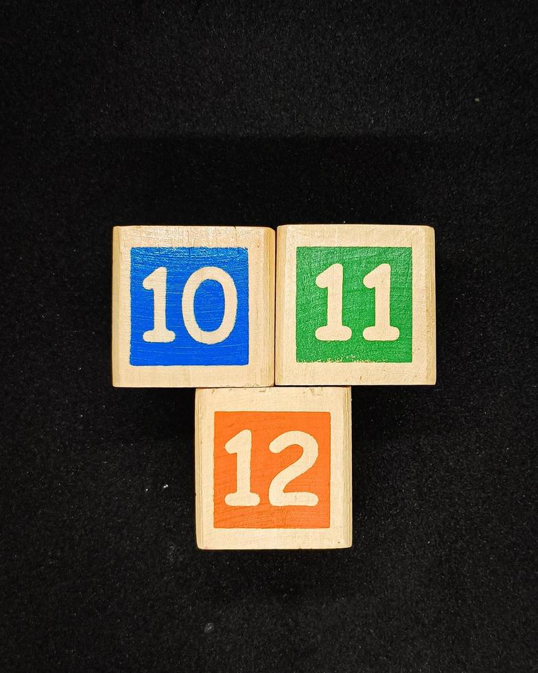 pädagogisches Blockspielzeug für Kinder mit Zahlen und Farben foto