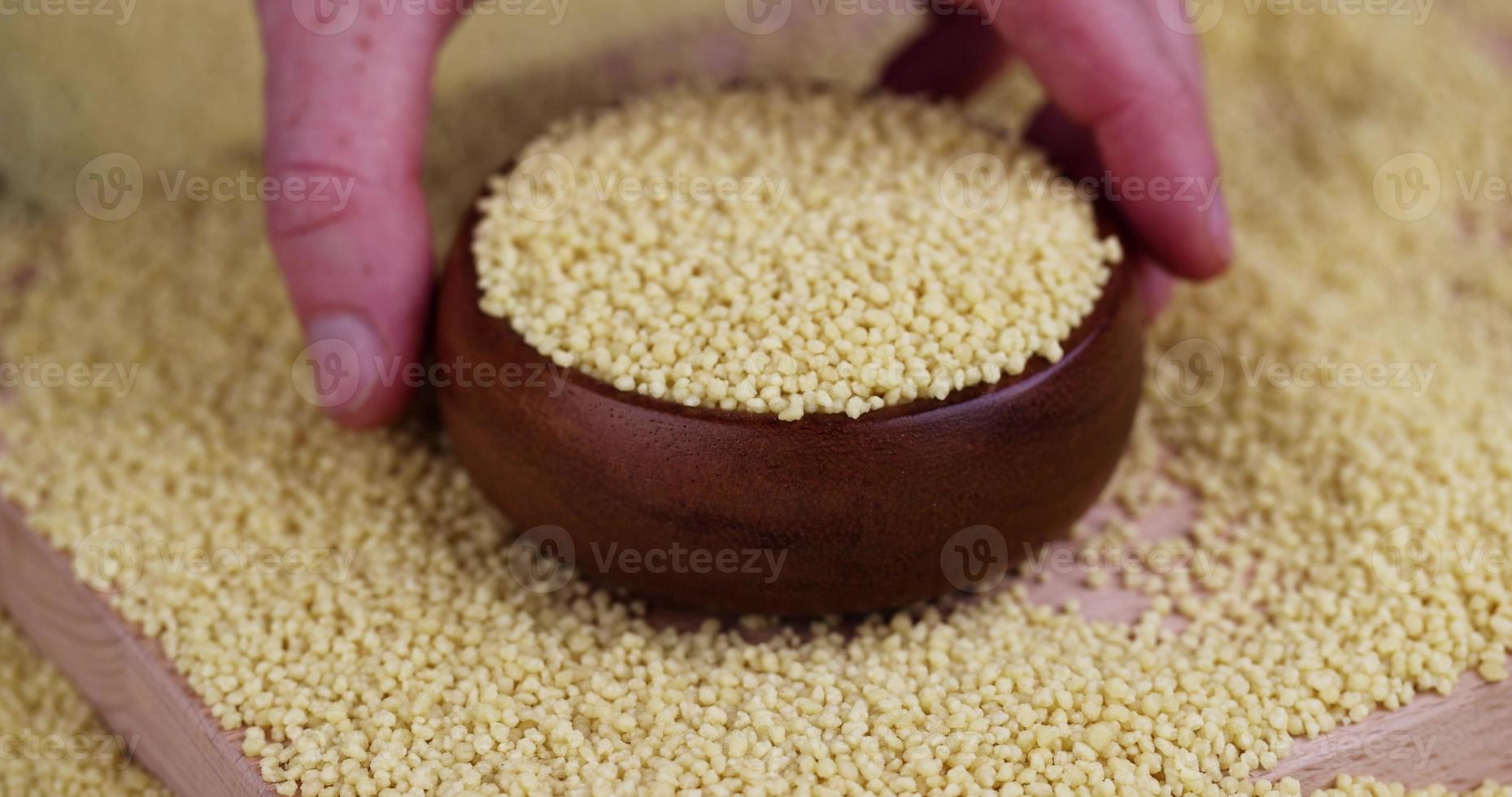 Brei Couscous aus Weizen oder Hirse darüber streuen foto