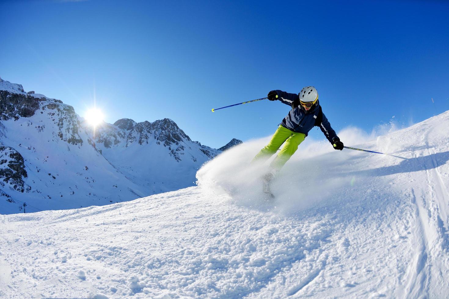 Skifahren auf Neuschnee in der Wintersaison am schönen sonnigen Tag foto