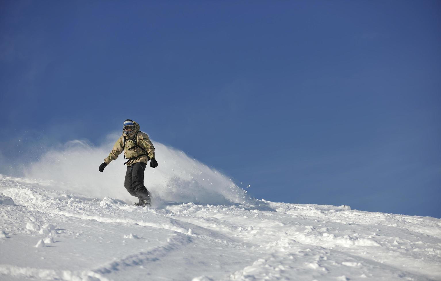 Freestyle-Snowboarder springen und fahren foto