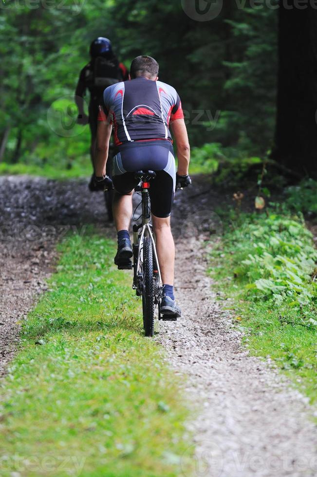 auf einem Motocross-Bike fahren foto