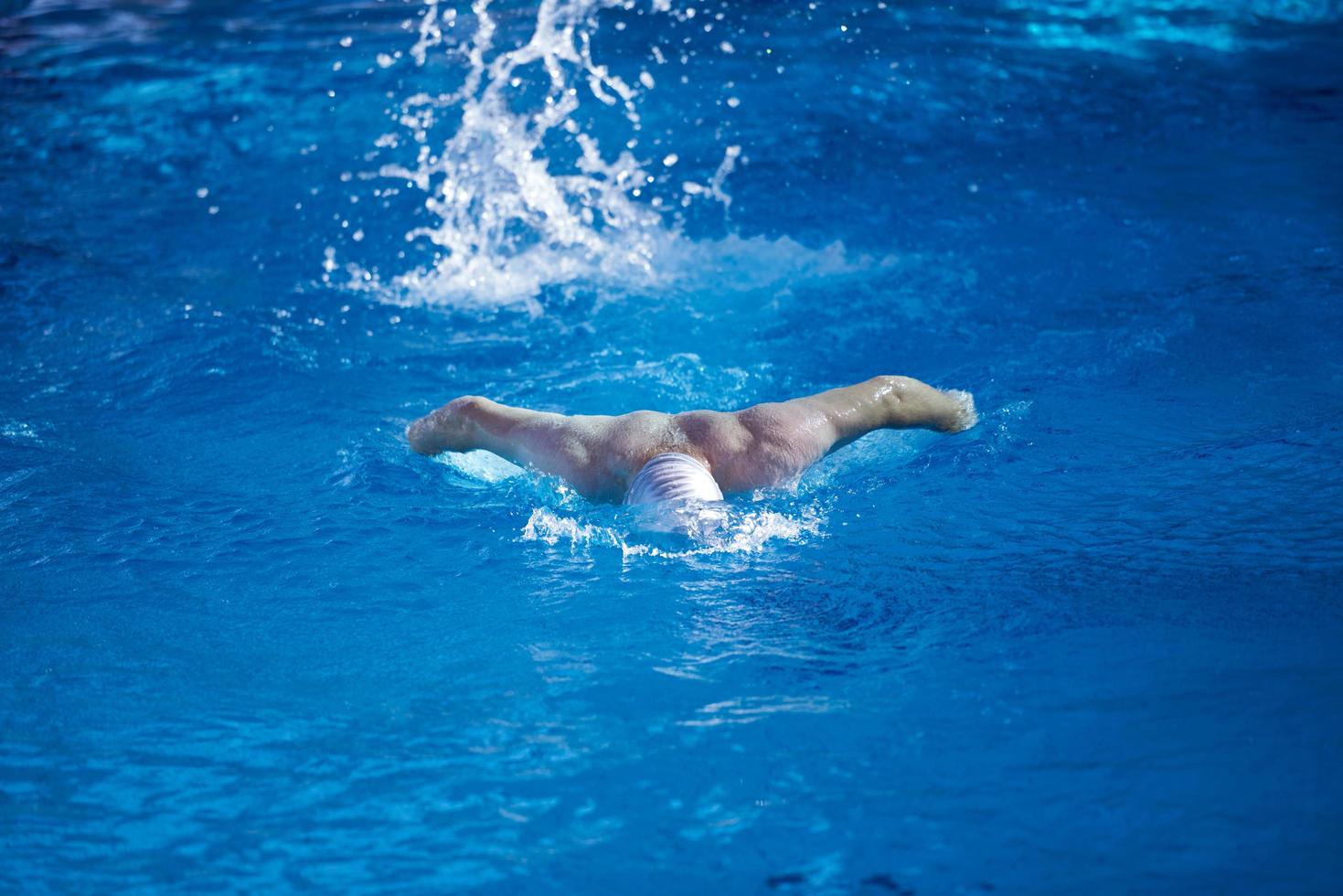 Schwimmerübung auf Hallenbad foto