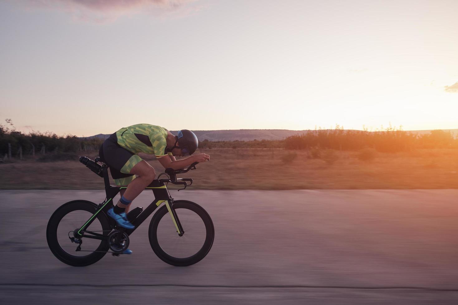 triathlonsportler, der fahrrad fährt foto