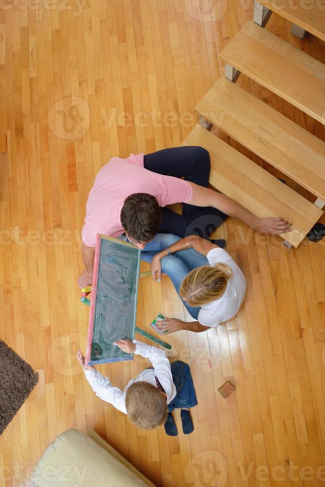 Familienzeichnung auf der Schultafel zu Hause foto