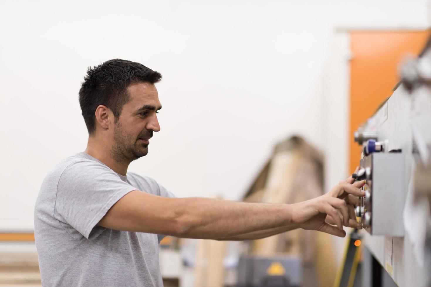 Arbeiter in einer Holzmöbelfabrik foto