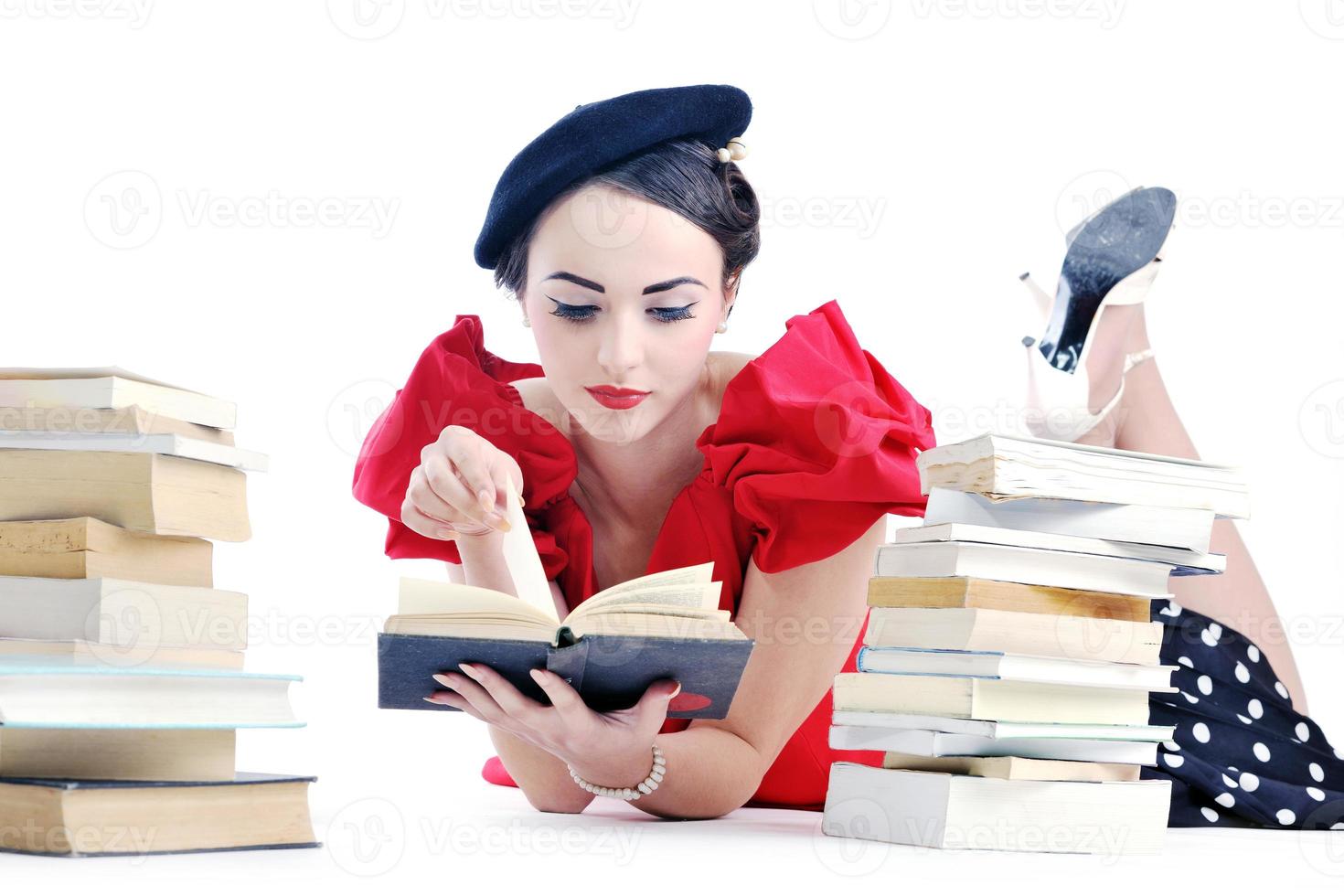 schöne junge Frau las Buch foto