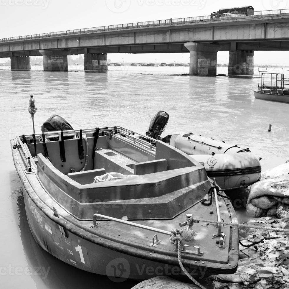 ganga wie gesehen in garh mukteshwar, uttar pradesh, indien, ganga gilt als der heiligste fluss für hindus, blick auf garh ganga brij ghat, der für hindus ein berühmter religiöser ort ist - schwarz und weiß foto