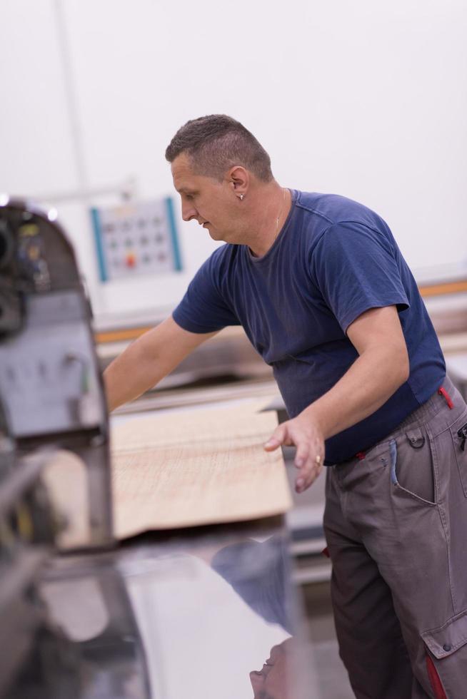 Arbeiter in einer Holzmöbelfabrik foto