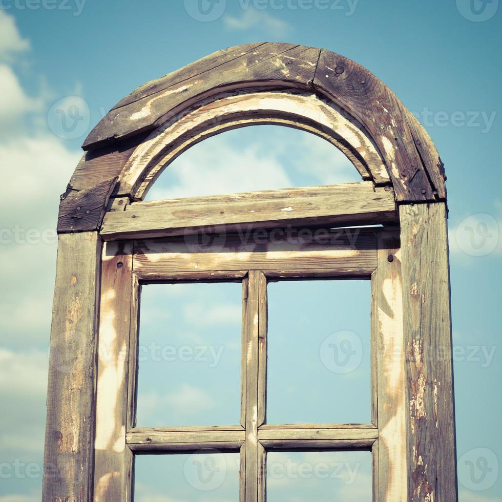 Holzfenster im Himmel. abstraktes Bild eines alten Fensterrahmens. foto