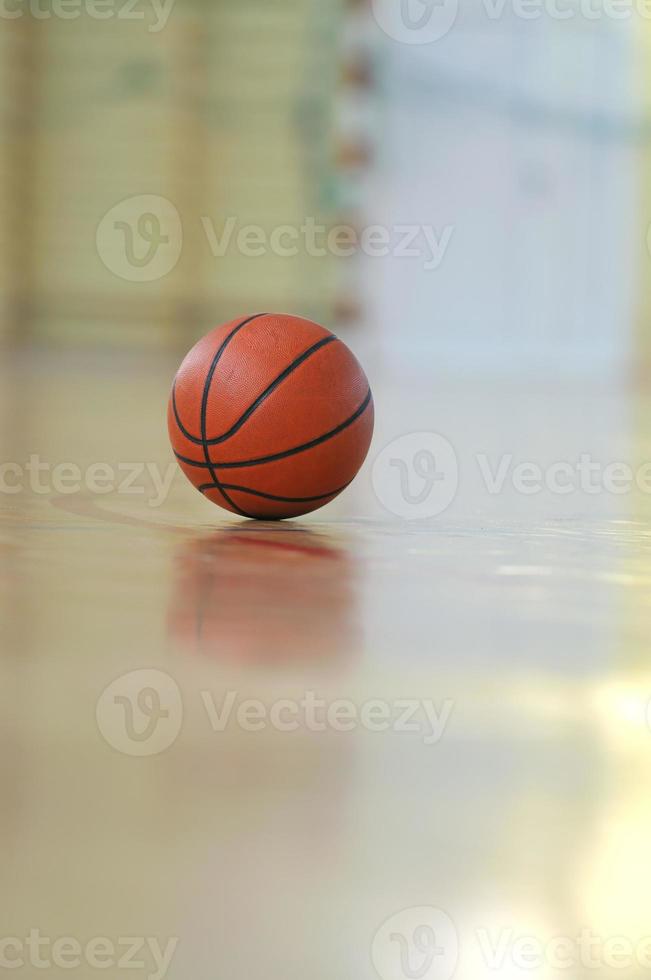 Basketball auf dem Boden foto