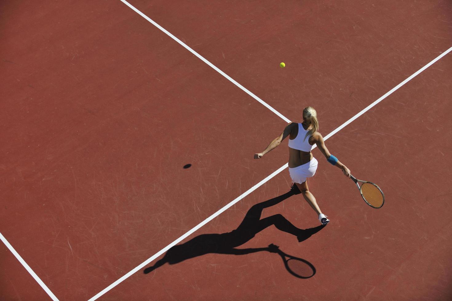 junge frau spielt tennis foto