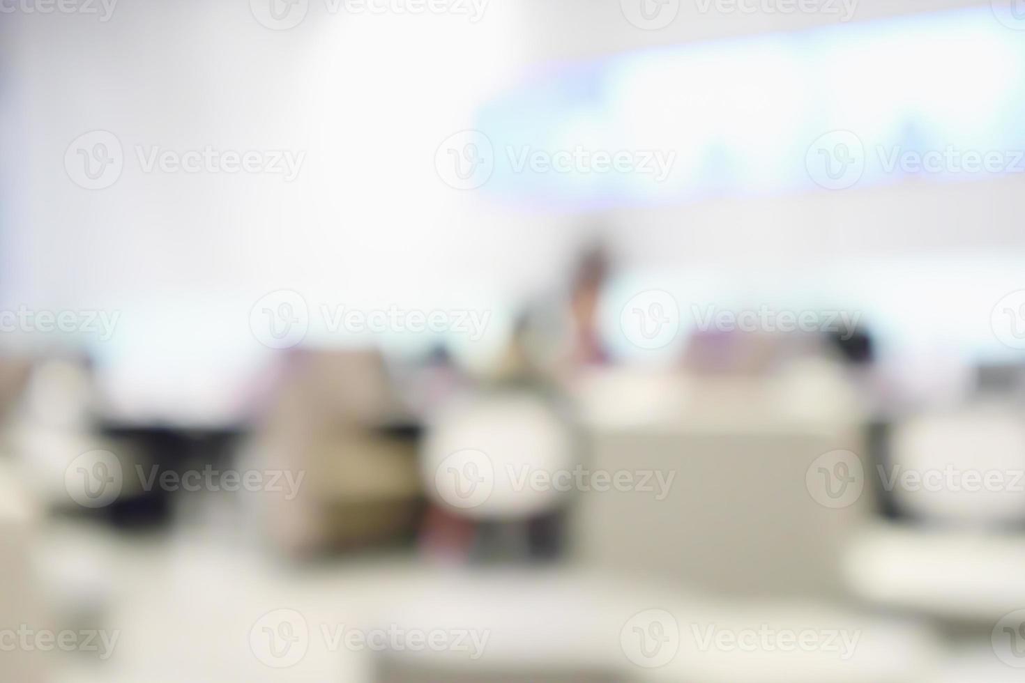 abstrakter unscharfer Schreibtischarbeitsplatz mit defokussiertem Hintergrund des Computers foto