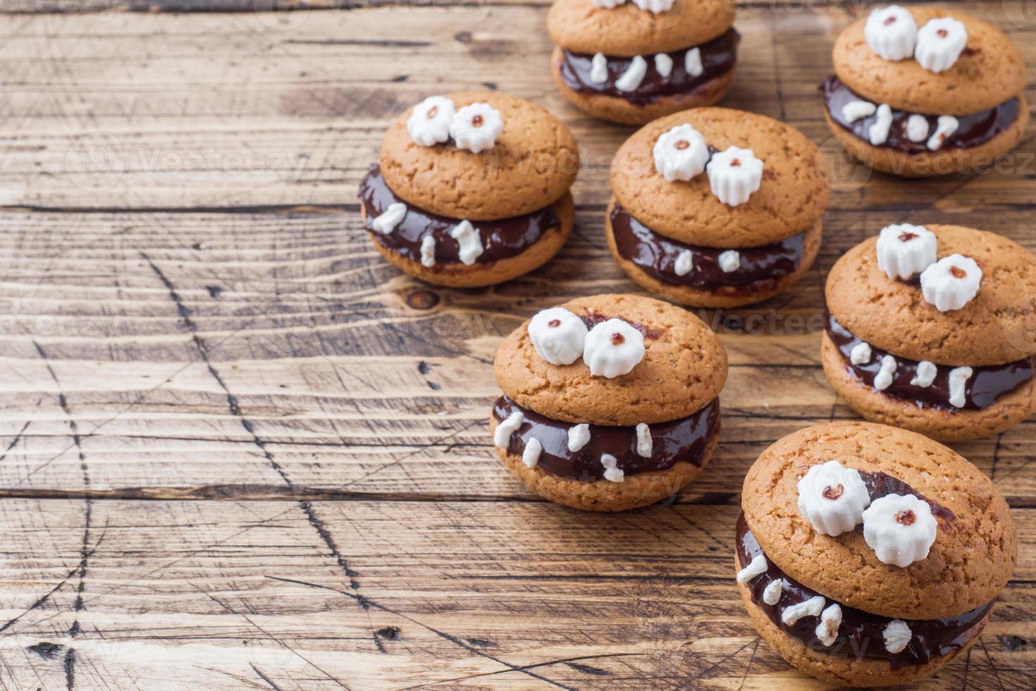 Kekse mit Schokoladenpaste in Form von Monstern für Halloween foto