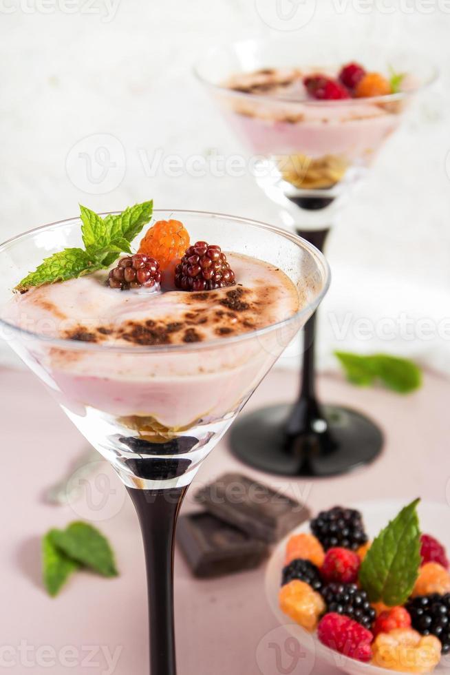 Milchdessert mit Beeren in hohen Gläsern. selektiver Fokus. foto