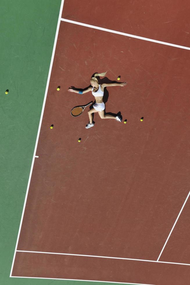 junge frau spielt tennis foto