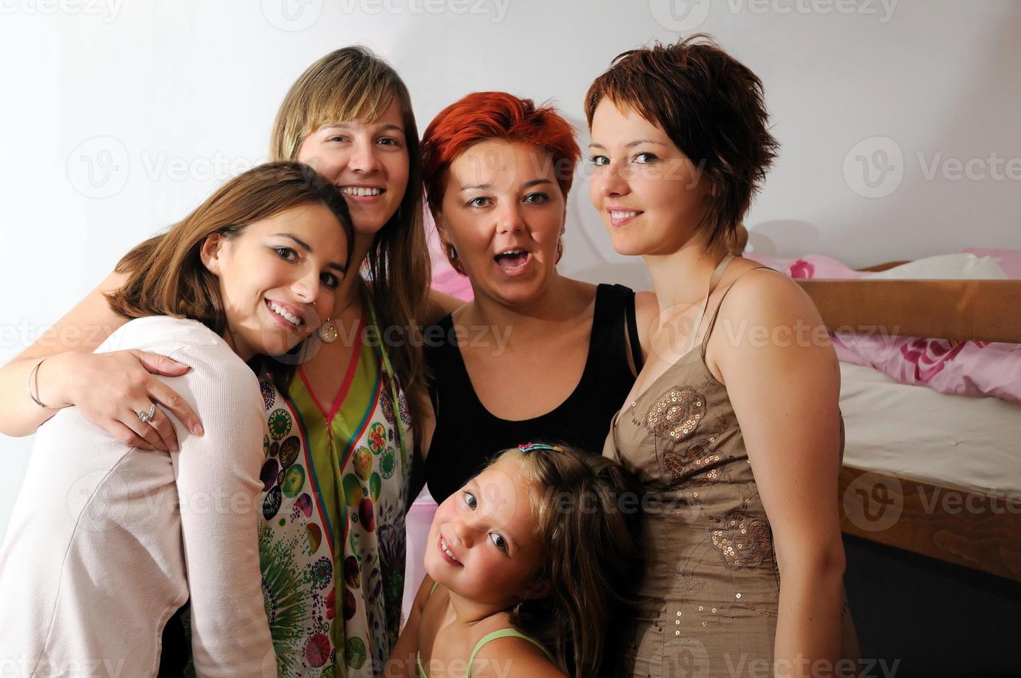glückliche familie mutter tochter enkelin zusammen foto