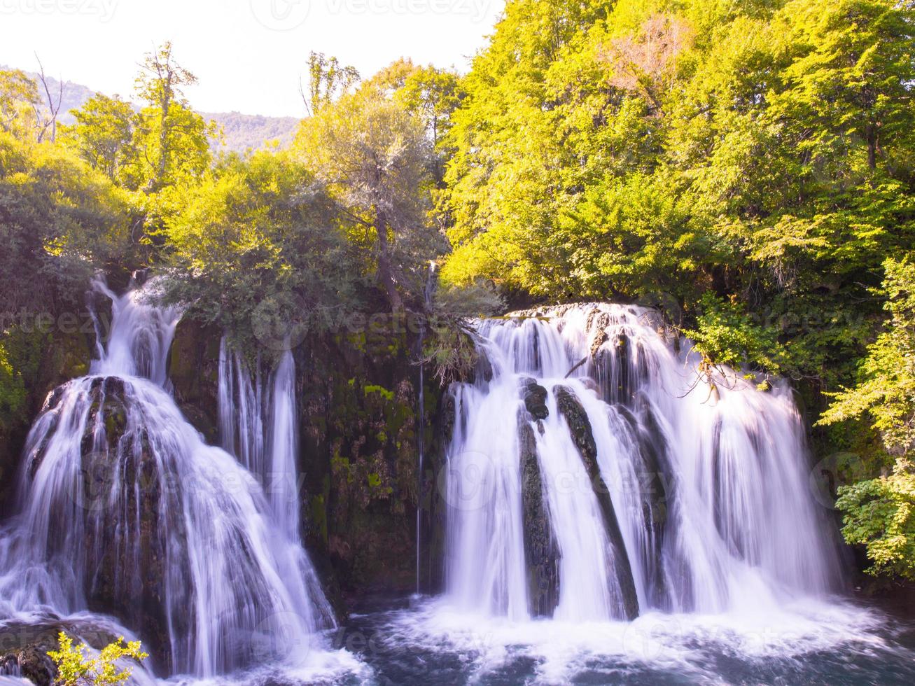 schöne Aussicht auf den Wasserfall foto