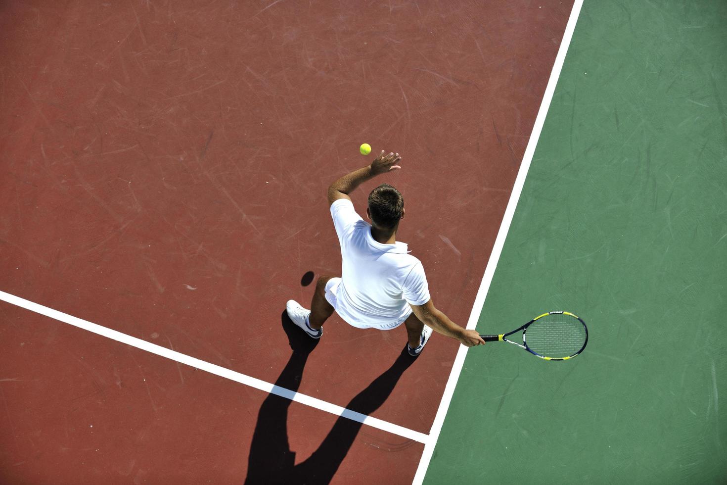 junger mann spielt tennis foto