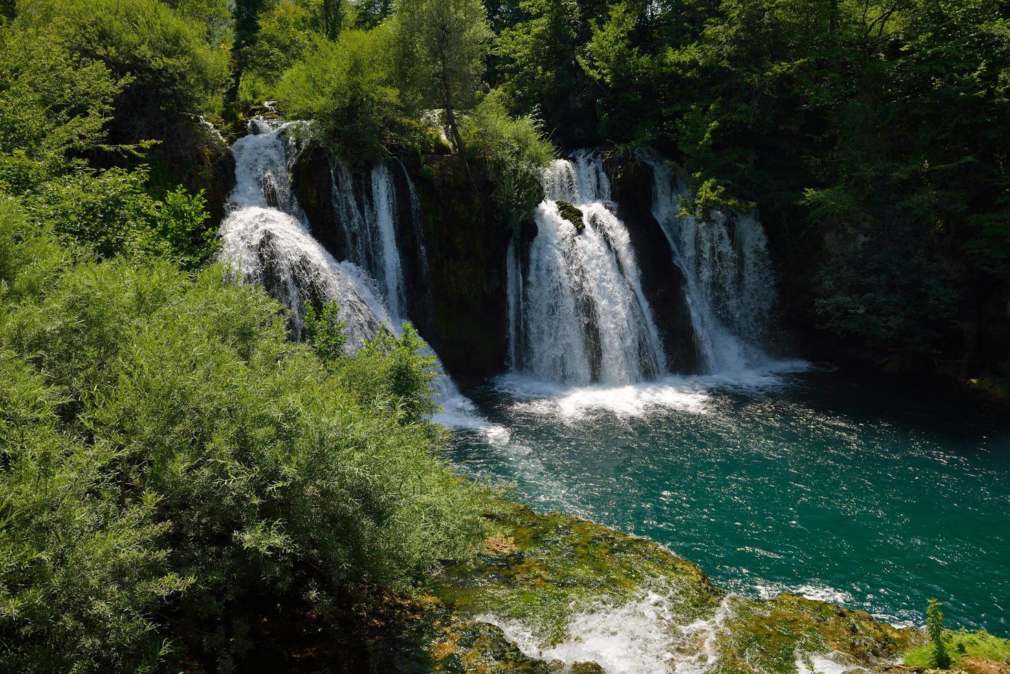 Blick auf einen Wasserfall foto