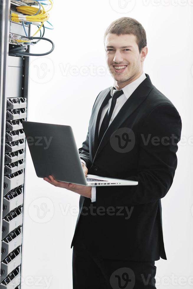 Geschäftsmann mit Laptop im Netzwerkserverraum foto
