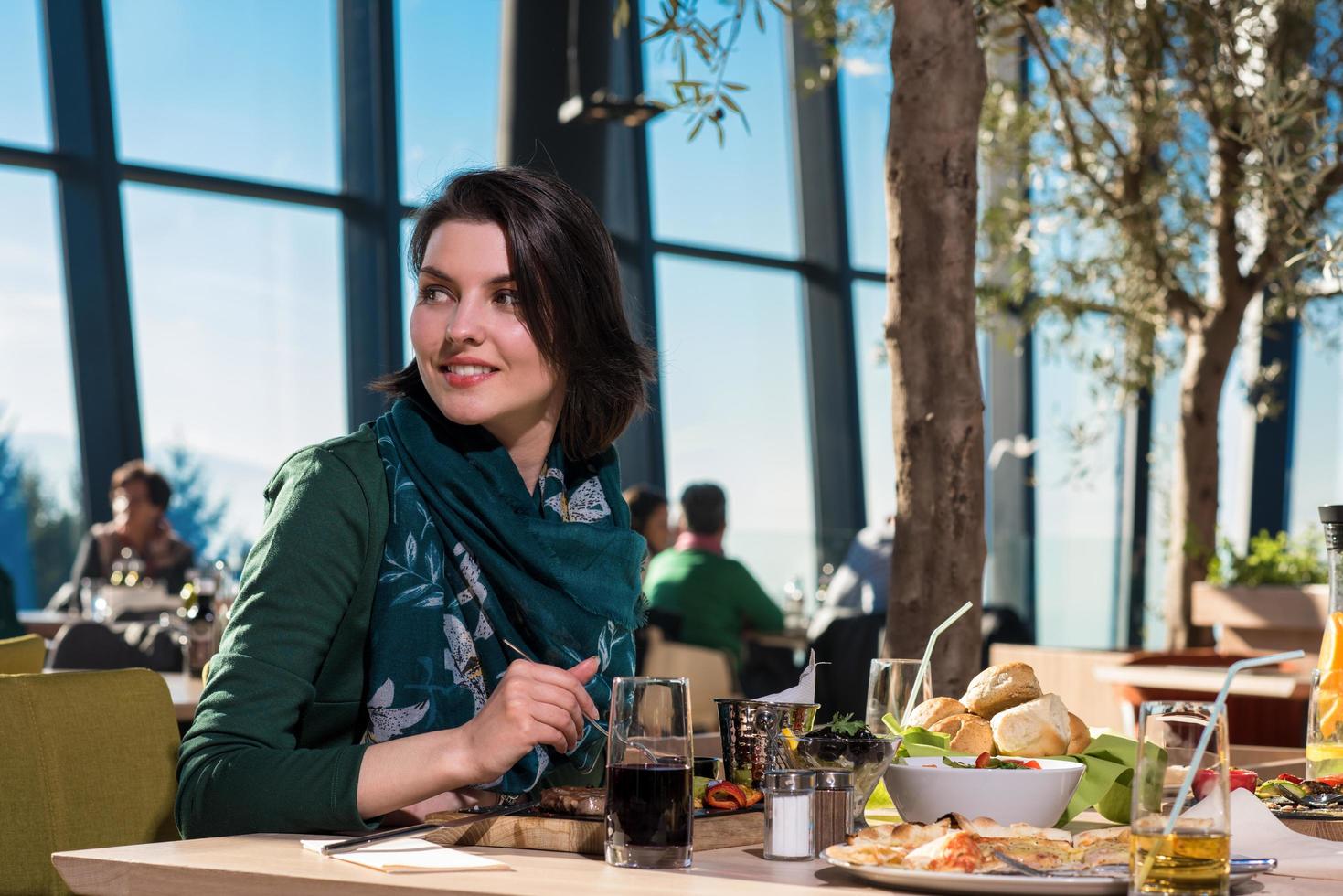 junge Frau, die im Restaurant zu Mittag isst foto