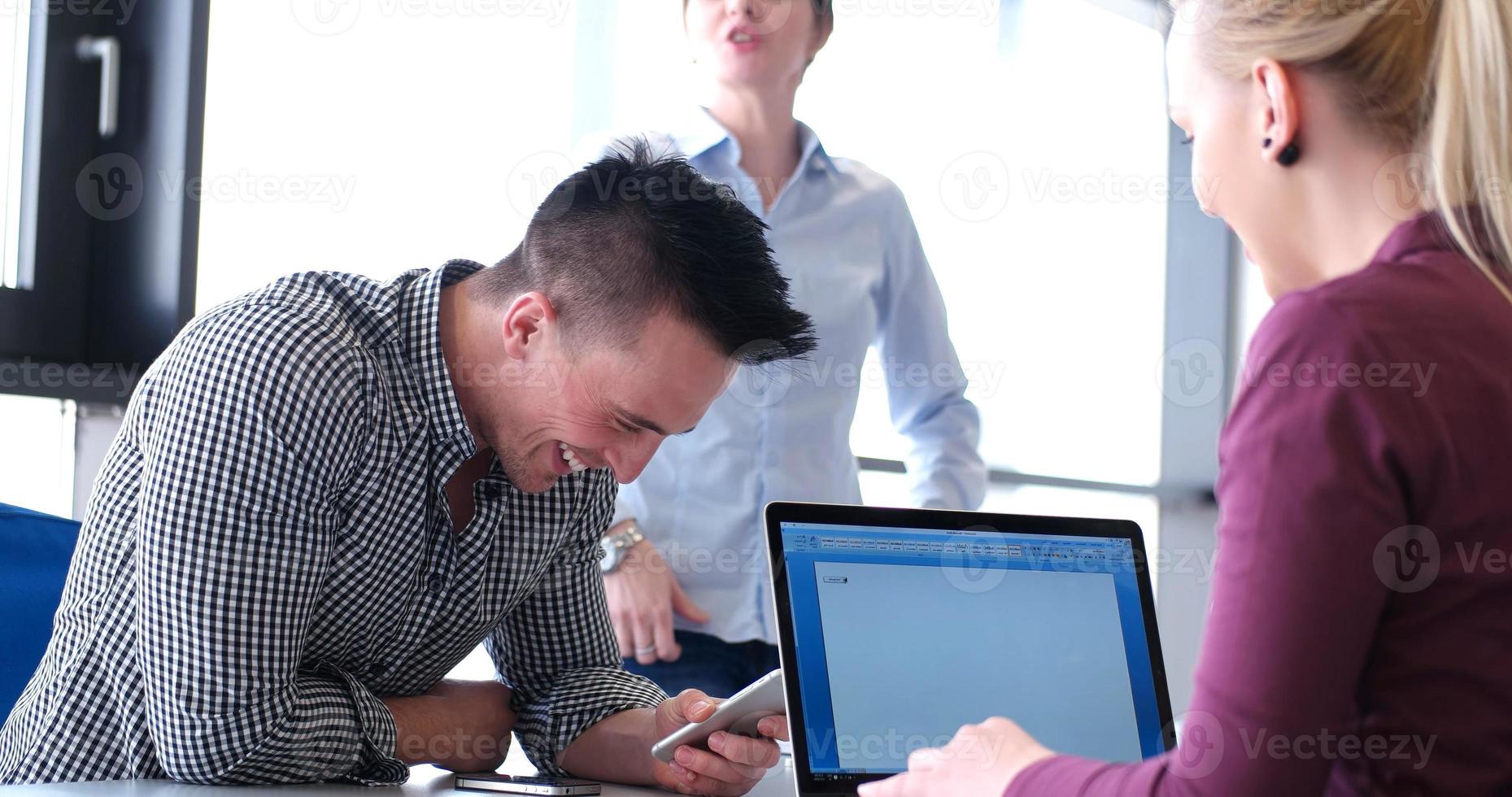 Geschäftsteam bei einem Treffen in einem modernen Bürogebäude foto