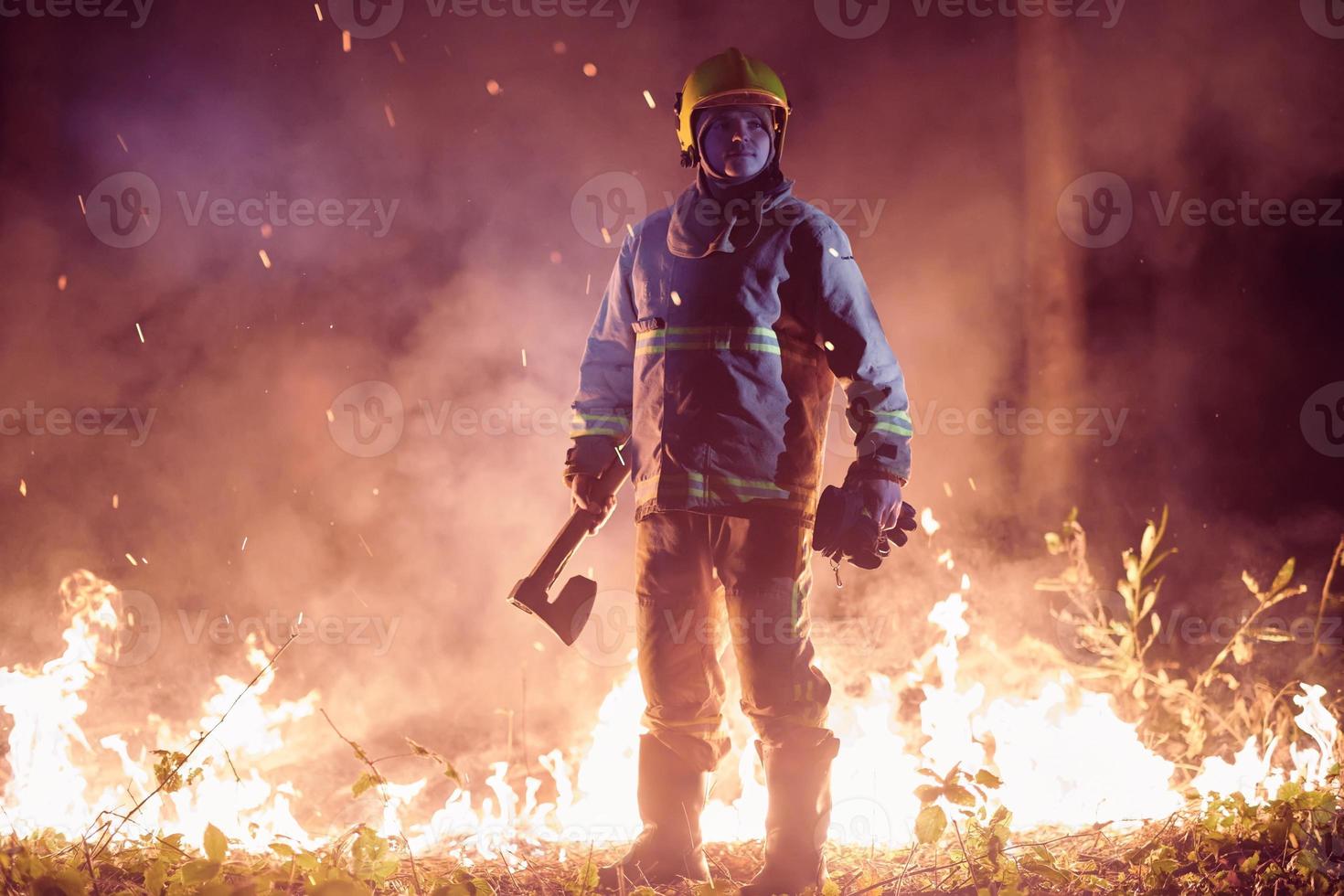 Feuerwehrmann im Einsatz foto