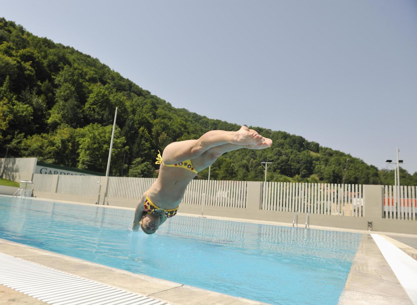 Schöne Frau am Pool entspannen foto